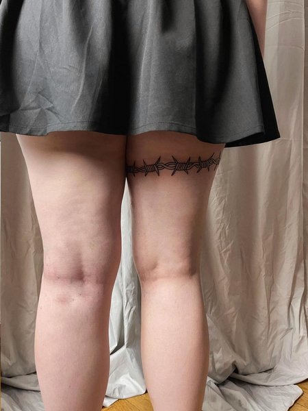 Barbed Wire Under Thigh Tattoo