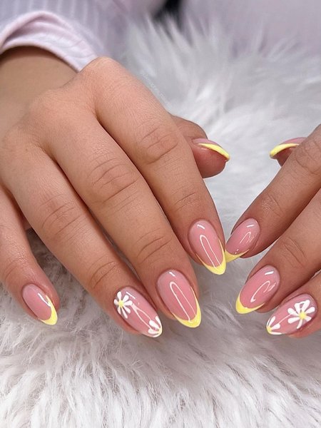 Yellow Daisy Nails